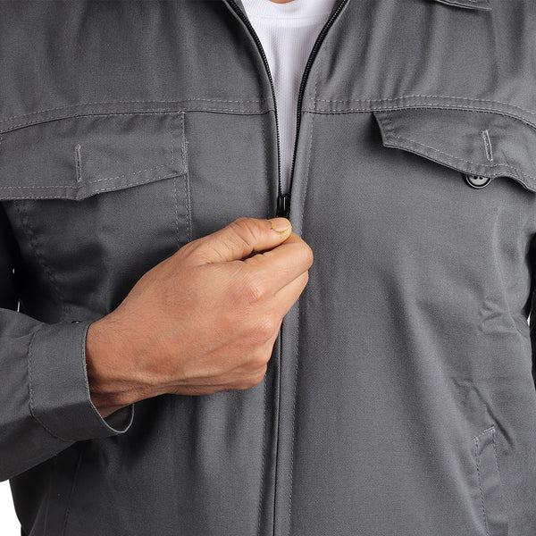 Front zip closure on the KOLDING workwear jacket for secure and convenient fastening.