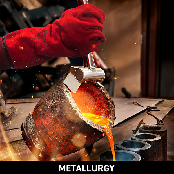 F437 safety gloves used in metallurgy operations, providing heat, spark, and flame-resistant hand protection for high-temperature work environments.