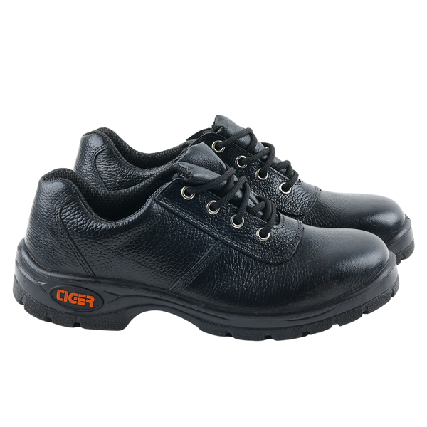 Mallcom Close-up of Lorex safety shoes grain leather upper with durable stitching