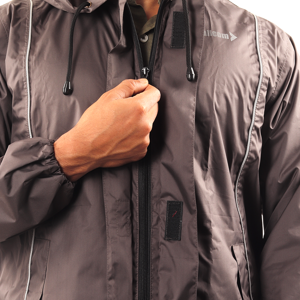 Front zipper closure on the grey STRATUS rainwear jacket for secure fastening and easy wear.